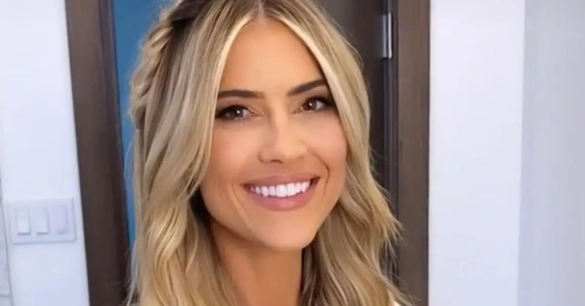 Christina Hall posiert für ein Foto