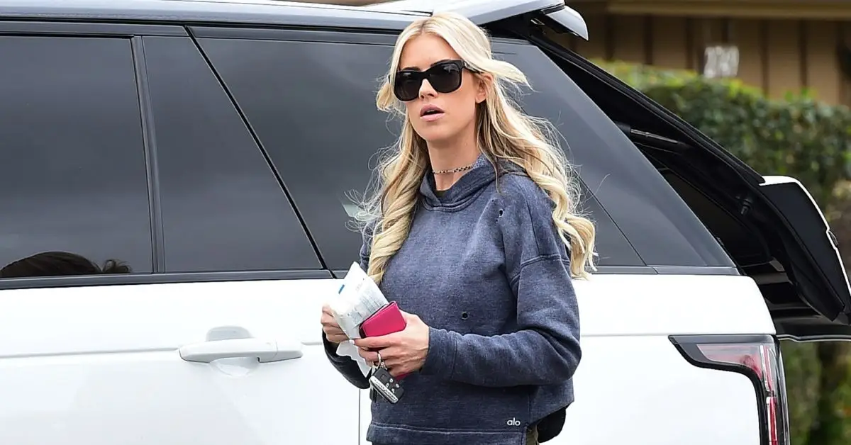 Christina Hall geht nach draußen