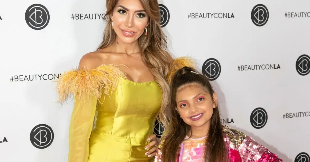 레드카펫에 선 파라 아브라함과 소피아 로랑