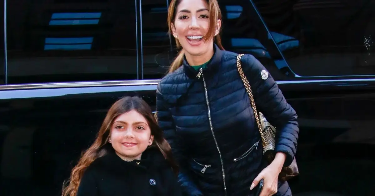 자동차 앞에 서 있는 소피아 로랑과 파라 아브라함