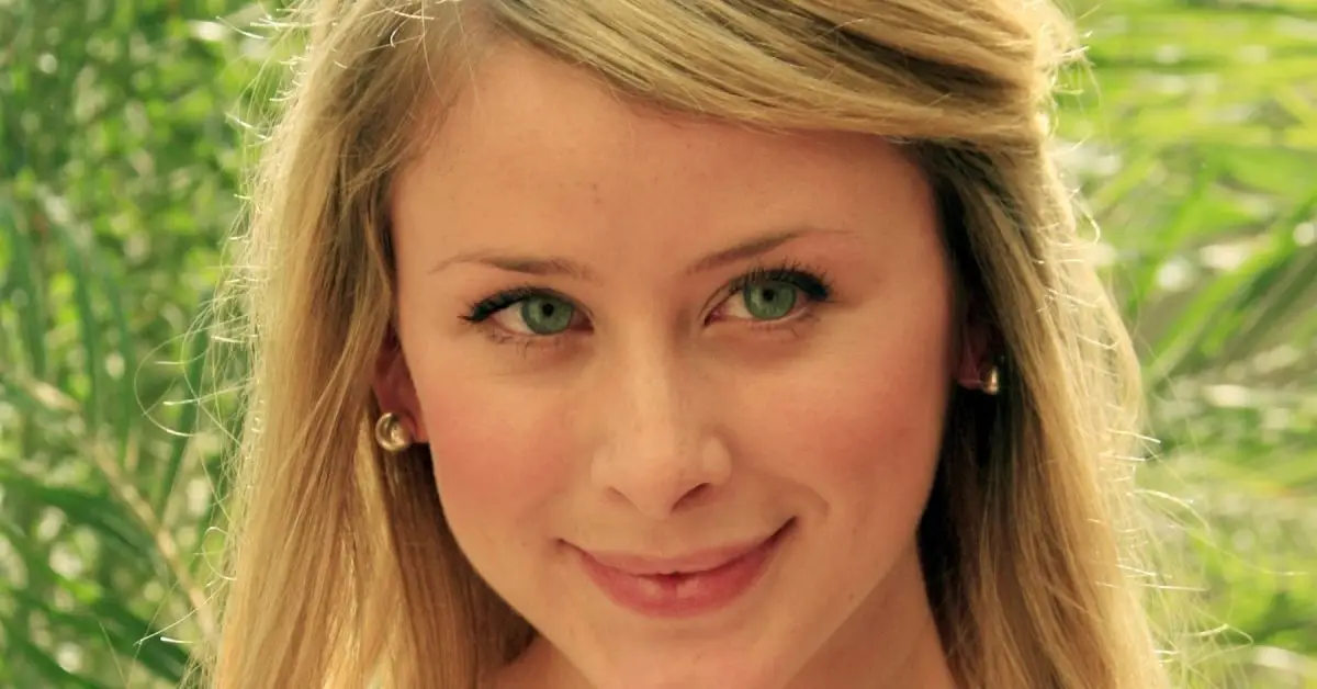 לו בוסוורת' כשהייתה צעירה עמדה בחוץ