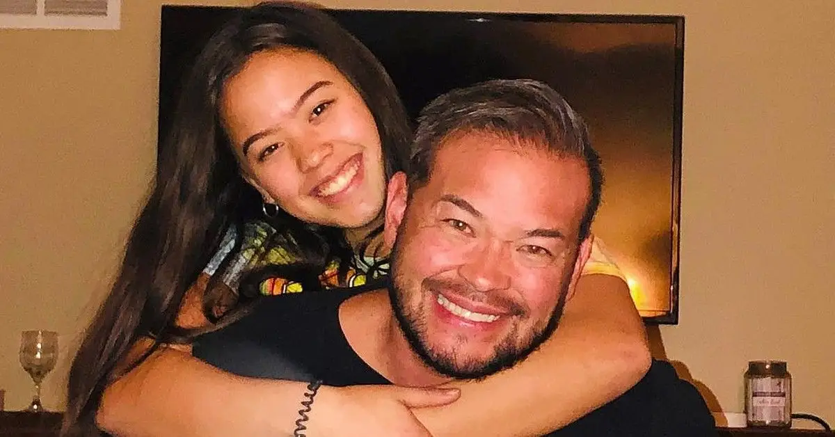Jon Gosselin posou com a filha, Hannah, de costas na sala de estar