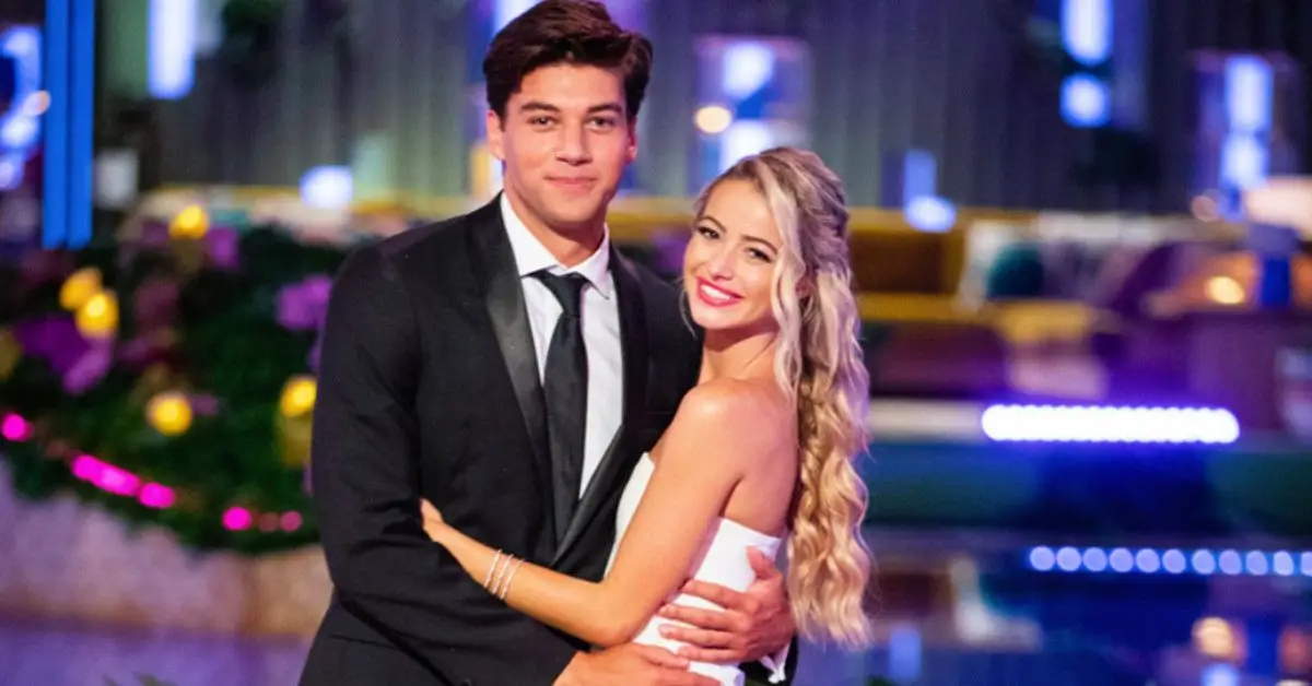 Love Island USA シーズン 1 のエリザベス ウェバーとザック ミラベリ