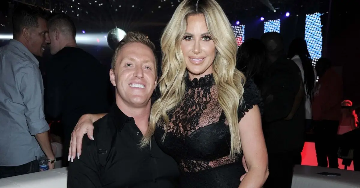 Kroy Biermann y Kim Zolciak sentados juntos posando para una foto