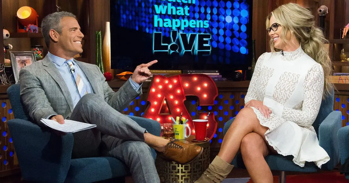 Kim Zolciak y Andy Cohen en Mira What Happens Live