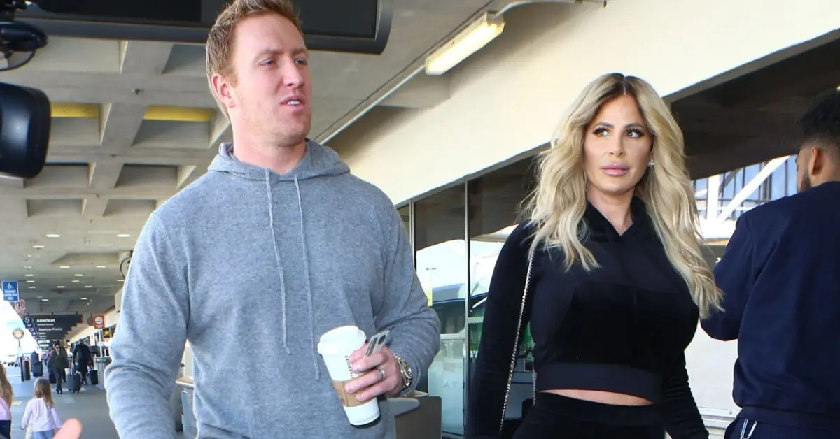 Kroy Biermann y Kim Zolciak en un aeropuerto