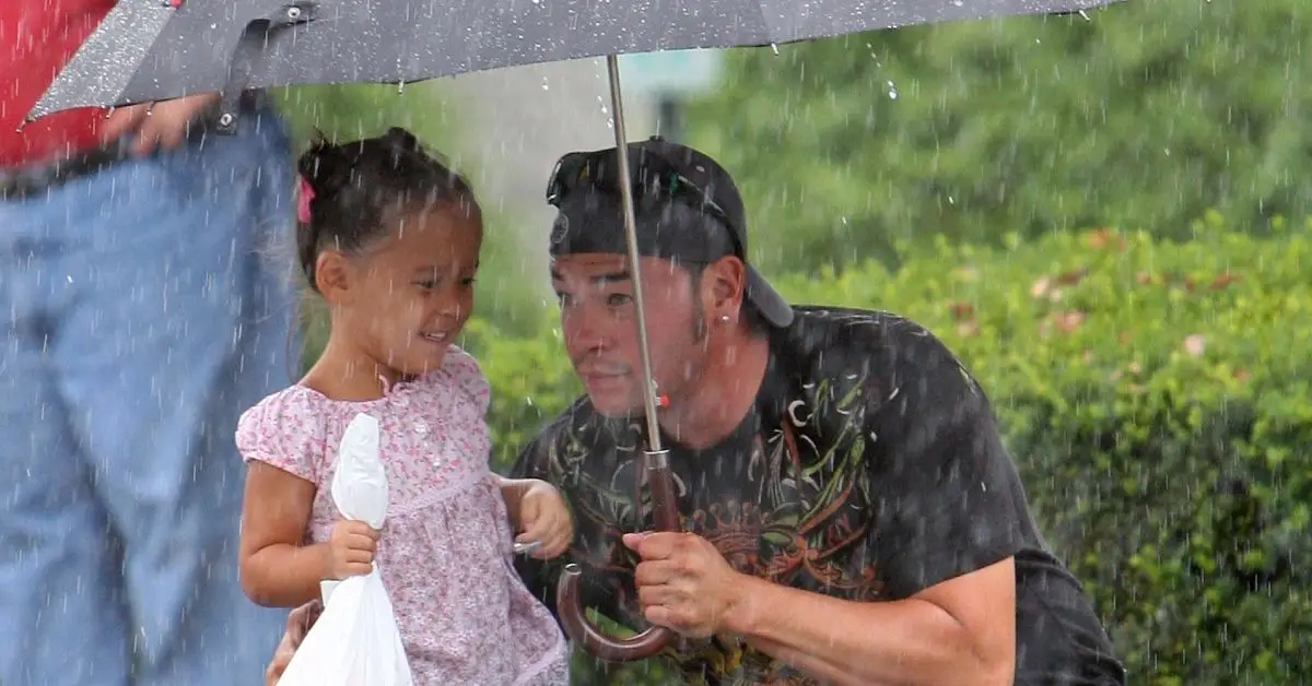 雨の中屋外で過ごすリア・ゴセリンとジョン・ゴセリン