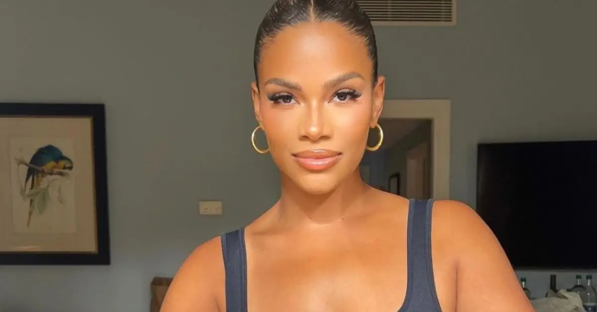 Kamie Crawford lächelt