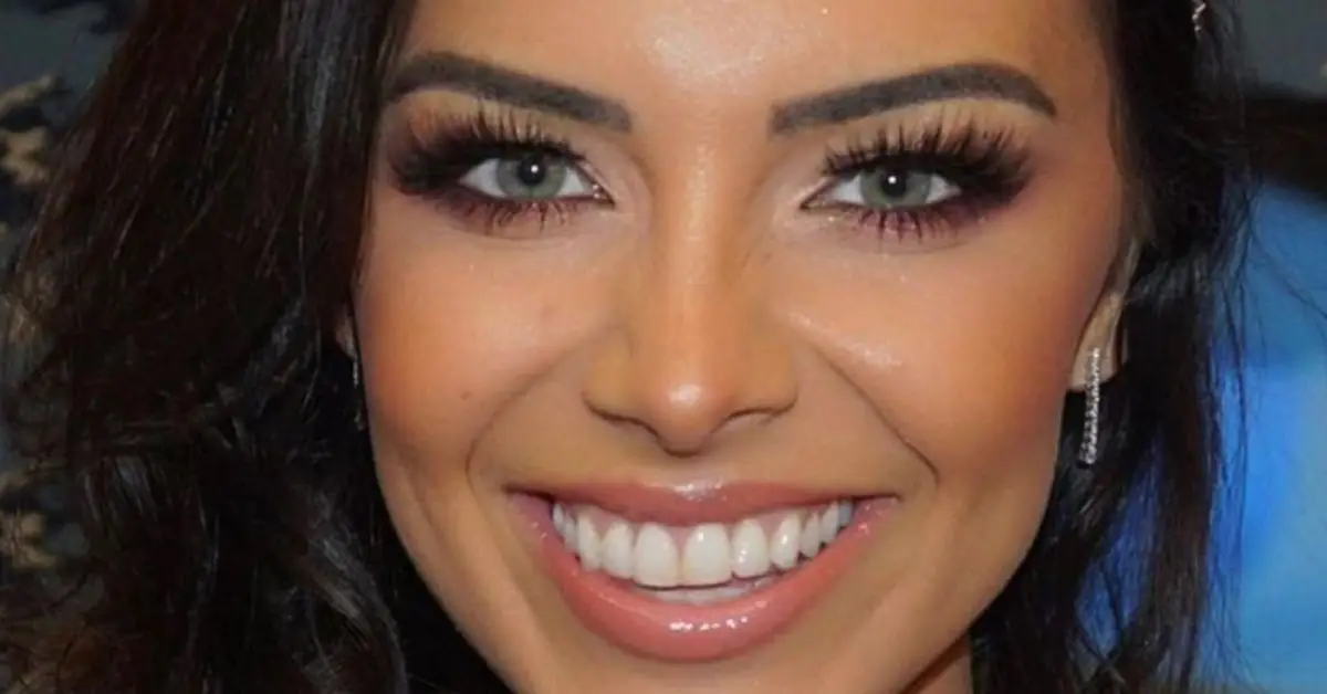 Natasha Webb smiler efter et billede