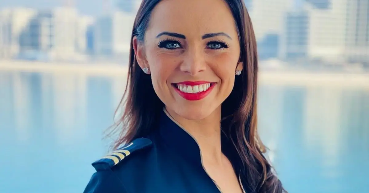 Natasha Webb smilende og iført en yachtuniform