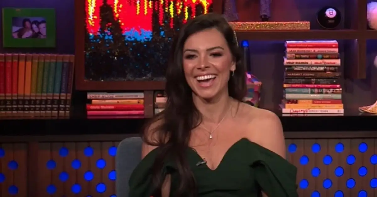 Natasha Webb smiler på Watch What Happens Live With Andy Cohen