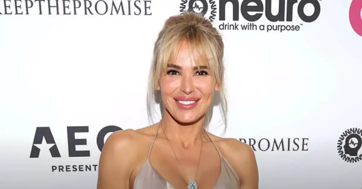 Sanela Diana Jenkins lächelt