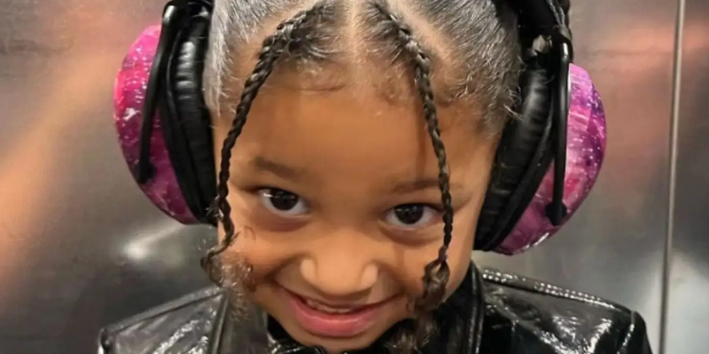 Stormi Webster ze słuchawkami