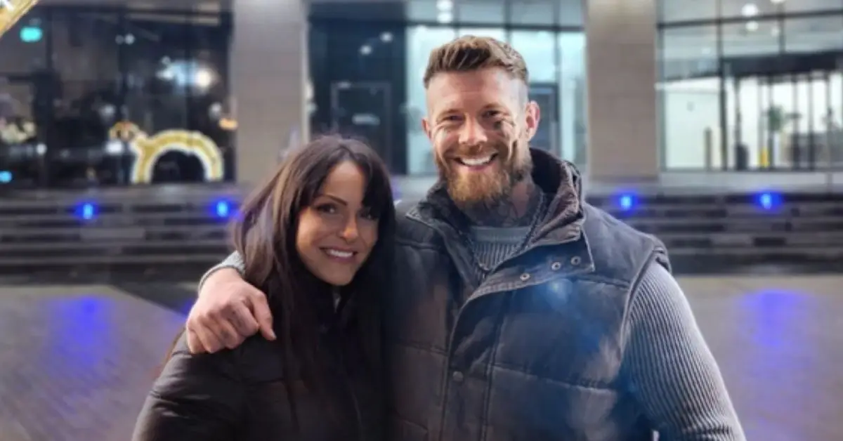 写真のためにポーズをとるマリリーズ・コリガンとマット・マレー。彼は彼女の肩に腕を回し、二人ともカメラに向かって微笑んでいます。