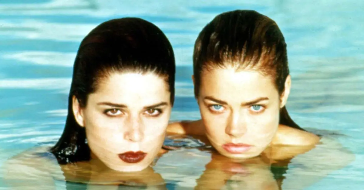 ワイルドシングスのデニス・リチャーズとネーヴ・キャンベル