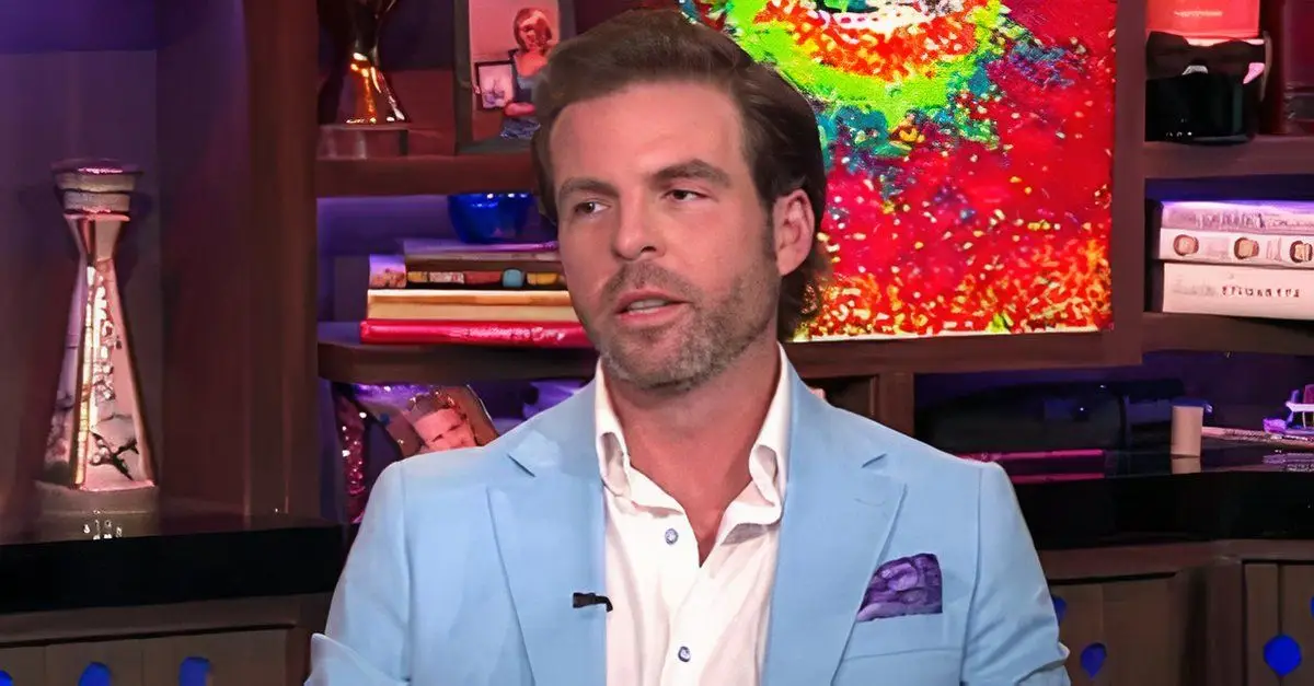 Southern Charm 공연 중 소파에 앉아 있는 Cameran Eubanks