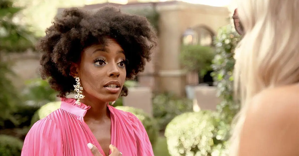 Watch What Happens Live에서 웃고 있는 Paige DeSorbo와 Craig Conover