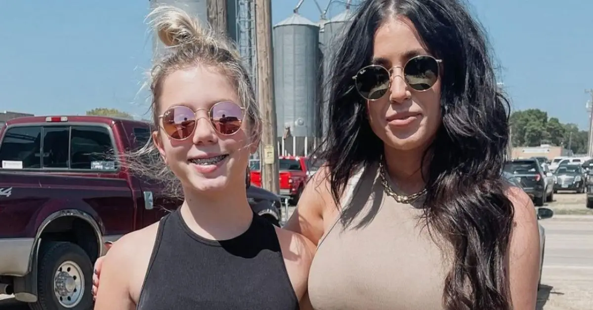 Aubree Skye Lind DeBoer och Chelsea DeBoer utanför