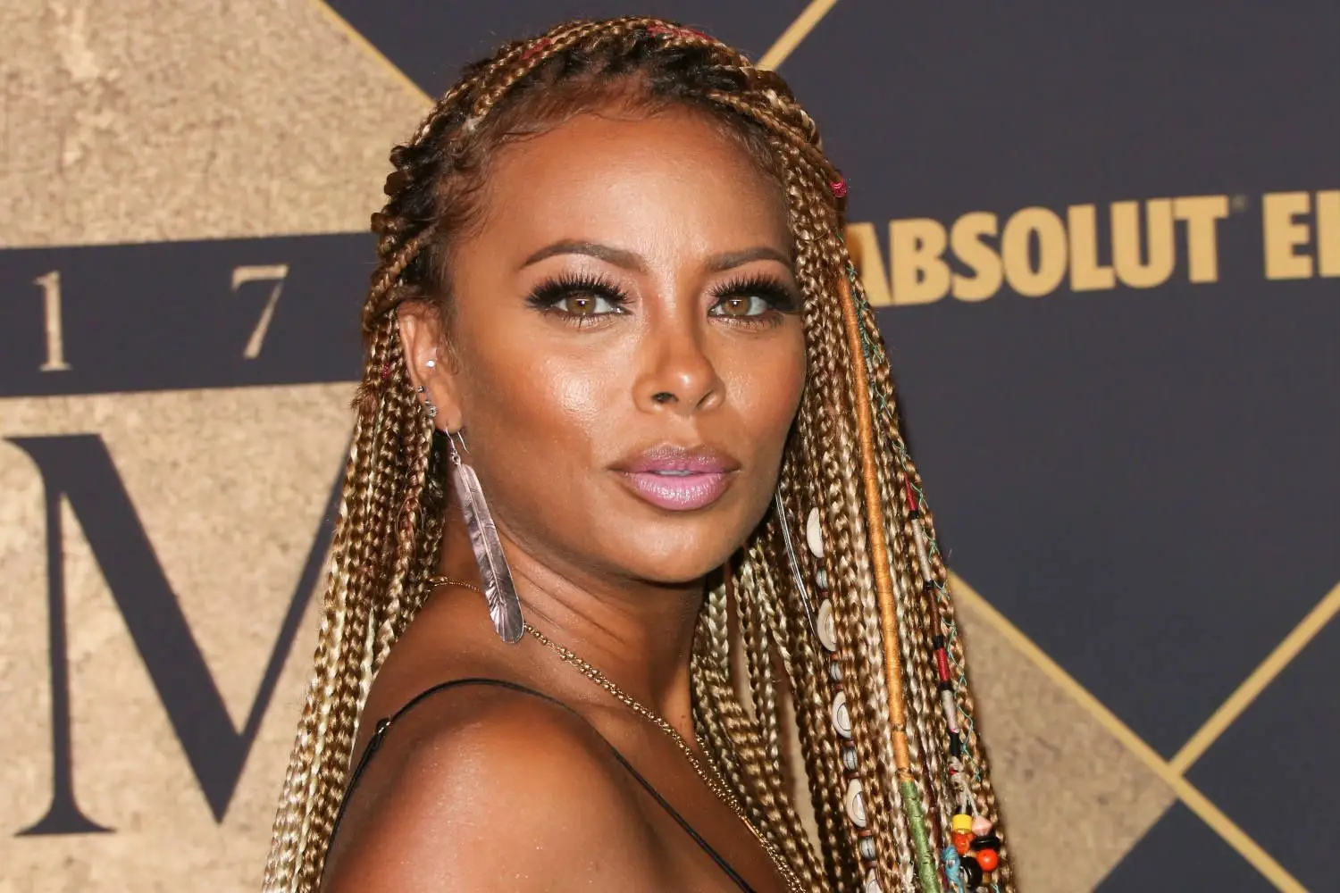 Eva Marcille aux cheveux tressés