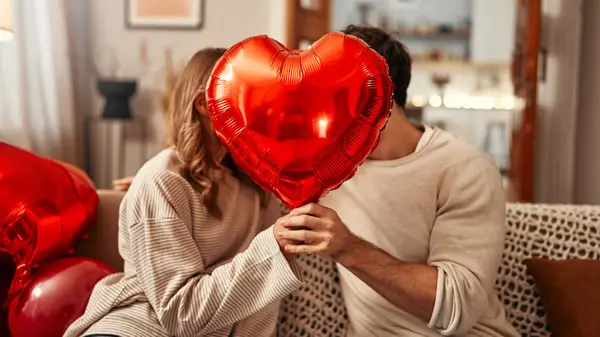 Le principali bandiere rosse di San Valentino a cui fare attenzione a quest'anno