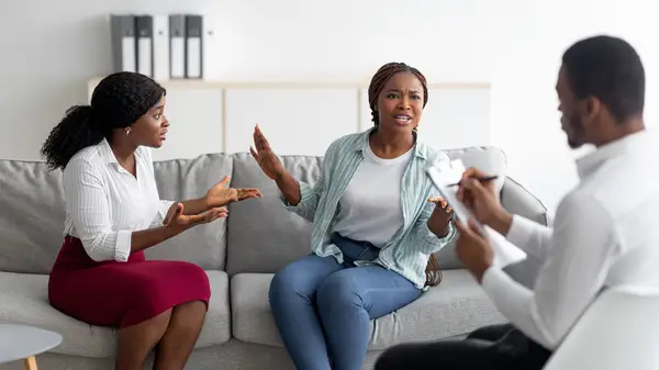 ההבדל בין משולש אוורור למערכת יחסים, הסביר