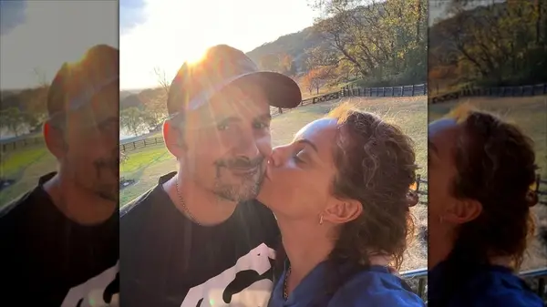 Kimberly Williams-Paisley kissing Brad Paisley on the cheek