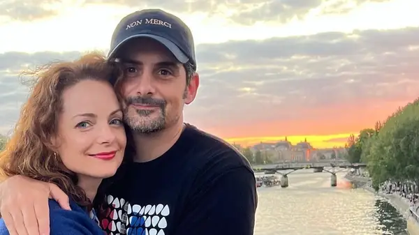 Brad Paisley posing with Kimberly Williams-Paisley