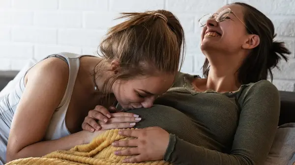 pregnant lesbian couple