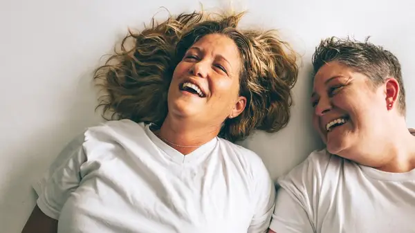 איך לצפות בפורנו עם בן / בת הזוג מבלי שיהיה מוזר