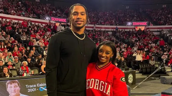 Jonathan Owens posing with Simone Biles