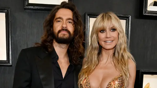 Tom Kaulitz posing with Heidi Klum