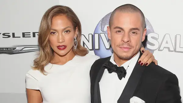Jennifer Lopez posing with Casper Smart