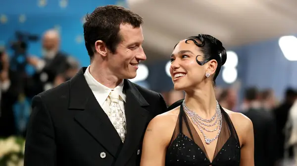 Dua Lipaのお気に入りの本の1つは、Callum Turnerとの彼女のラブストーリーへの道を開くのに役立ちました