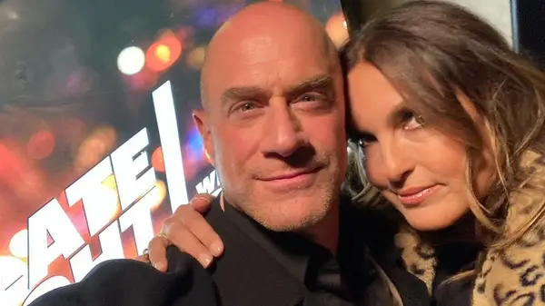 Mariska Hargitay with her arm around Chris Meloni