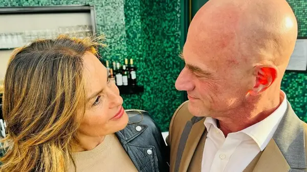 Mariska Hargitay looking at Chris Meloni