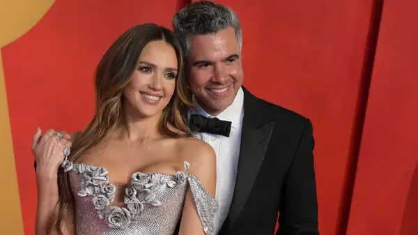 Flags rouges dans Jessica Alba et la relation de Cash Warren que nous ne pourrions pas ignorer
