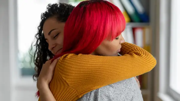 똑같이 느끼지 않는 사랑하는 사람과 친구가 될 수 있습니까? 치료사의 무게는 배타적입니다