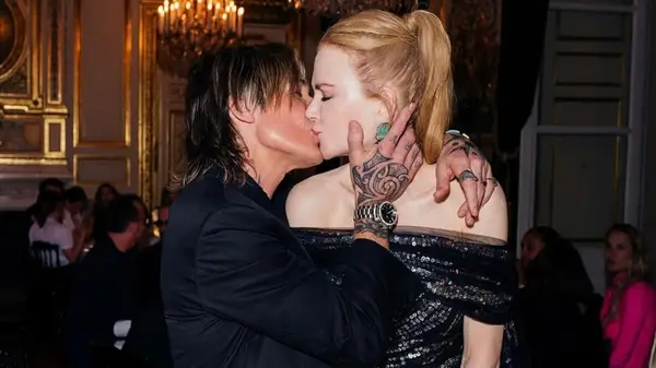 Keith Urban and Nicole Kidman kissing