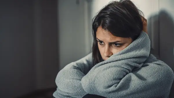 woman feels isolated