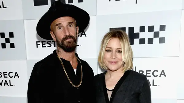 Stephen Kay and Piper Perabo posing on the red carpet