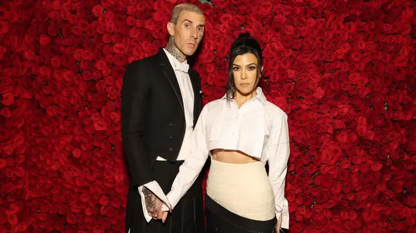 Non possiamo ignorare queste bandiere rosse nella relazione di Kourtney Kardashian e Travis Barker