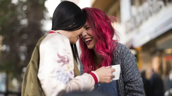 Zukünftige Fälschung: Was Sie über den Trend der roten Fahnen -Dating wissen müssen