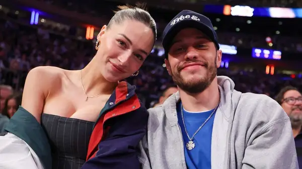 Pete Davidson and Elsie Hewitt at a basketball game together