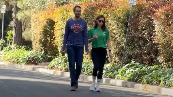 John Miller walking with Jennifer Garner