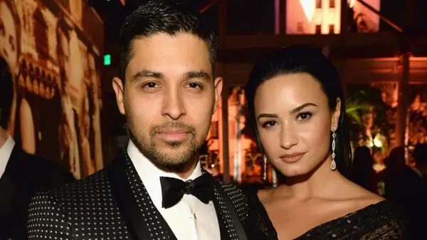 Demi Lovato posing with Wilmer Valderrama