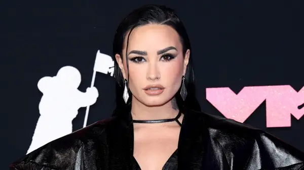 Bandeiras vermelhas nos relacionamentos anteriores de Demi Lovato de que não poderíamos ignorar