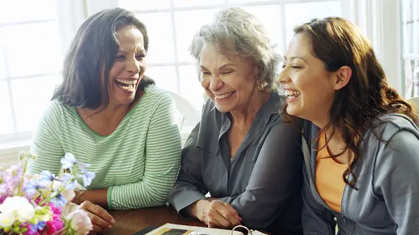 Alterslücken Freundschaften sind das Geschenk, das immer wieder gibt - hier ist der Grund, warum