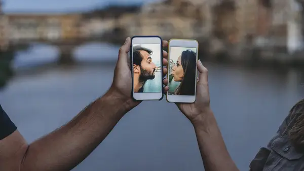 people kissing on phone