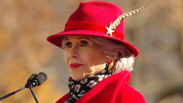 5 mujeres mayores en Hollywood que todavía están abrazando