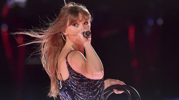 Taylor Swift performing